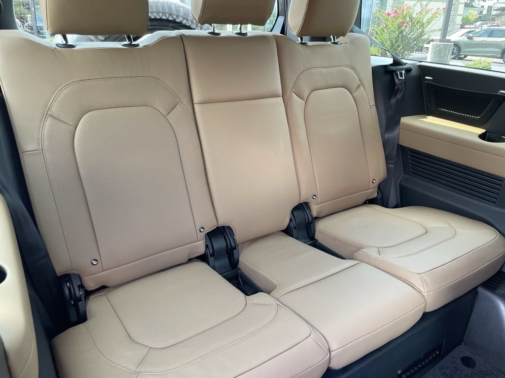 2025 Land Rover Defender 130 X-Dynamic SE