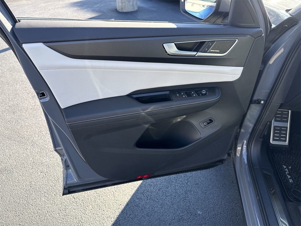 2025 Volkswagen Atlas Cross Sport 2.0T SEL Premium R-Line